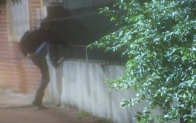 Posadas: Intentó entrar a una casa en la madrugada y fue captado por las cámaras, en pleno centro de la ciudad y terminó detenido