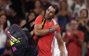 Tenis: Rafael Nadal perdió y encendió las alarmas con un pedido de médico