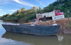 Misiones: Prefectura Naval Argentina secuestra más de ocho toneladas de expeller de soja que iban a ser exportadas de manera ilegal, la mercadería, sin aval aduanero, pretendía ser cruzada por agua hacia Brasil