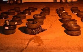 Tour de compras llevaba 325 neumáticos sin aval aduanero, las cubiertas se encontraban acondicionadas en la bodega, pasillo y sobre los asientos del ómnibus