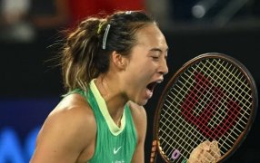 Tenis: La china Qinwen Zheng, de 21 años, es finalista del Australian Open y se enfrentará a Aryna Sabalenka