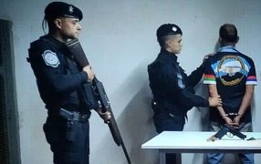 Apóstoles: Preso tras intentar resistirse al arresto apuntando a policías con una pistola, anteriormente en una motociclista apuntaba a transeúntes con un arma de fuego