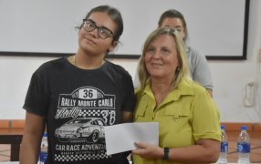 Entrega de Becas Municipales y de Pasajes a Estudiantes por parte del Municipio de Apóstoles