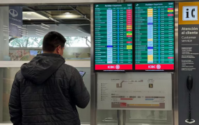 Nuevo paro salvaje de los gremios aeronáuticos: Miles de pasajeros sufrirán complicaciones para volar desde Aeroparque, en consecuencia, Aerolíneas Argentinas y Flybondi se vieron obligados a trasladar varios de sus vuelos a Ezeiza