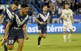 Vélez Sarsfield, con gol de Claudio Aquino, le ganó a Sarmiento de Junín y dio un paso importante al título de Liga Profesional de Fútbol