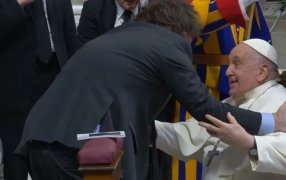 El Presidente Javier Milei mantuvo su primer encuentro con el Papa Francisco en la canonización de Mama Antula en el Vaticano, se saludaron con un fuerte abrazo