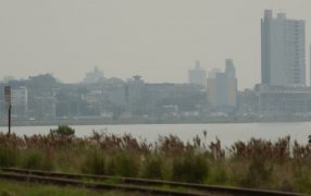 Un densa capa de humo volvió a cubrir Misiones, acompañado por una ola de calor que va persistir en toda la provincia, llegará a su fin el día miércoles, cuando la llegada de un frente frío traerá consigo tormentas y descenso de las temperaturas