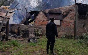 La Policía de Misiones y el Municipio de Santo Pipó asistieron a una madre y su hijo tras el incendio que destruyó su casa