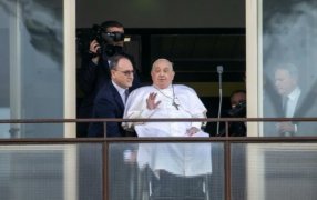 Roma: El Papa Francisco imparte la bendición apostólica desde el Hospital Gemelli antes de regresar al Vaticano