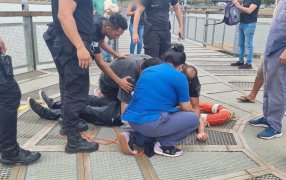 Policías de Misiones rescataron a un hombre de las aguas del Río Paraná, en el cuarto tramo de la Costanera de la ciudad de Posadas