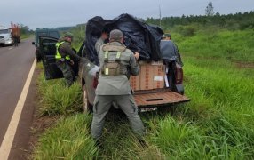 Vehículo con cigarrillos evadió control de Gendarmería Nacional: El conductor del mismo se dio a la fuga luego de verse cercado por los uniformados