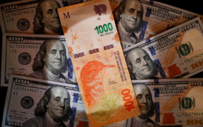 Tercer día sin cepo: El dólar oficial cayó más del 5% y las acciones argentinas subieron pese a la dura baja de Wall Street