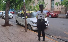 Taxista de 68 años falleció dentro de su automóvil en el centro posadeño
