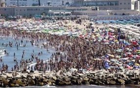 Verano 2024 en en las playas bonaerenses: Cuánto cuesta reservar una carpa en la playa