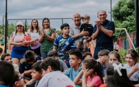 Posadas: El intendente de la ciudad Leonardo Stelatto acompañó la entrega de la nueva plaza a vecinos del Barrio San Juan Evangelista