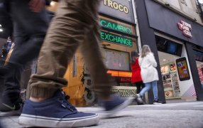 Dólar: Este viernes la cotización libre alcanzó los 339 pesos, pasadas las 14 horas