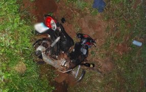 Un motociclista de 47 años despistó y falleció en Puerto Esperanza