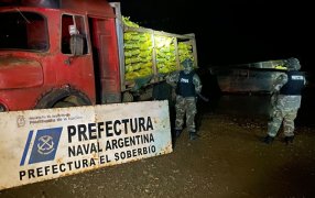 Misiones: Efectivos de la Prefectura Naval Argentina secuestraron cerca de diez toneladas de soja que iban a ser exportadas de manera ilegal, la mercadería, sin aval aduanero, pretendía ser cruzada por agua hacia al Brasil