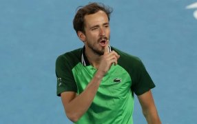 Tenis: Daniil Medvedev se lo dio vuelta a Alexander Zverev y está en la final del Australian Open