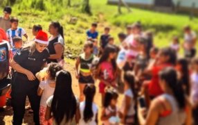 Papá Noel con uniforme: Policías misioneros sorprendieron a los niños de la localidad de Bernardo de Irigoyen con regalos
