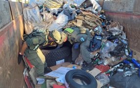 Camión con materiales para reciclaje ocultaba 68 neumáticos de contrabando: La inspección ocular preliminar permitió constatar que la carga declarada no era coincidente con los elementos transportados