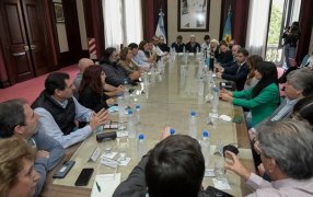 Alcanza a docentes, trabajadores del Estado, judiciales y personal de la salud: Tras el pedido de los gremios, Kicillof reabrió la paritaria de estatales y el aumento interanual llegará al 90%,