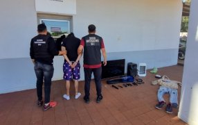 Garupá: Un individuo de 29 años fue arrestado quien horas antes, habría robado bienes del domicilio de su vecino en el Barrio Villa Bonita