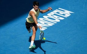 Tenis: El español Carlos Alcaraz avanza a paso firme en el Australian Open y le apunta Djokovic