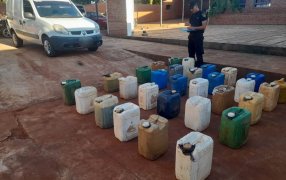 La Policía de Misiones secuestró seiscientos litros de combustible transportados irregularmente en un vehículo, en el ingreso a la localidad de Garuhapé
