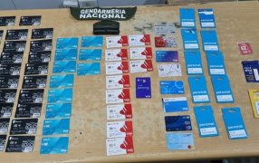 Tenía numerosas tarjetas de débito en su poder y ofreció dinero a cambio de evitar el control