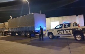 San José: Un camión con sobrecarga de granos evadió un control y fue interceptado por la Policía de Misiones