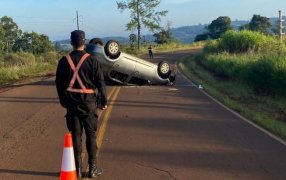 Conductor alcoholizado volcó en el Municipio misionero de El Soberbio, el vehículo quedó invertido sobre la ruta