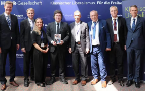 El Presidente Javier Milei recibió en Hamburgo la “Medalla Hayek” y luego irá a Berlín para mantener una breve reunión con Olaf Scholz