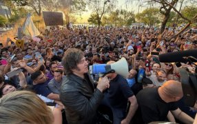 De campaña por el Litoral, el Presidente Javier Milei se mostró cercano al Gobernador del Chaco y pidió a los argentinos que “se sigan esforzando”