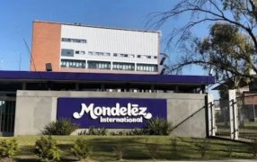 Mondelez acordó con el gremio, evitó un conflicto y busca sostener la producción en medio de la caída del consumo