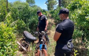 Apóstoles: Hallaron una motocicleta robada oculta entre malezas en un sector rural y avanzan en la identificación del autor