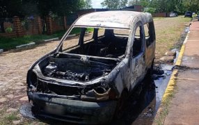 Puerto Iguazú: Sofocaron el incendio en un automóvil, el siniestro fue rápidamente controlado por los Bomberos Voluntarios, sin registrarse personas lesionadas