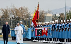 El valor de la familia y la paz marcan la primera jornada del viaje de León XIV a Turquía