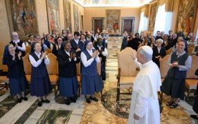 "Mirar hacia arriba y sumergirse en la realidad", pidió el Papa a las Paulinas