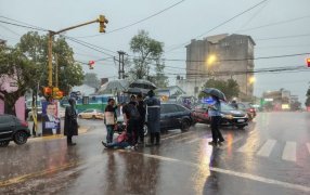 Oberá: Mujer de 55 años lesionada tras ser embestida por un vehículo, que asistida en el lugar y posteriormente trasladada al Hospital SAMIC para su atención médica