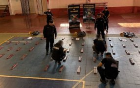 Huyeron al ver a la Policía de Misiones y abandonaron más de 248 millones de pesos en marihuana en el monte del Municipio San Ignacio