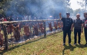 Misiones: Hugo Passalacqua y Oscar Herrera Ahuad acompañaron la 11° edición de la Fiesta Provincial del Lechón, que se desarrolló en el Campo Tere-jó, en la localidad de Bonpland