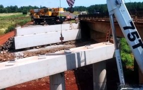 Misiones: Colocación de vigas en los nuevos puentes, sobre la Autovía en la Ruta Nacional N° 105