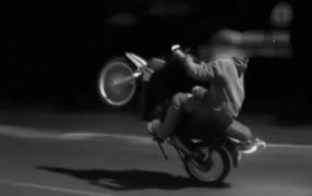 Se filmaba haciendo “willy” en plena ruta: La Policía de Misiones lo identificó y secuestró la motocicleta