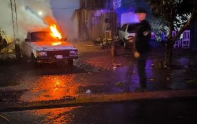 Incendio vehicular, se encontraba en llamas y fue rápidamente sofocado por los bomberos voluntarios en la localidad de San Antonio, sin lesionados