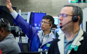 El riesgo país se derrumbó casi 400 puntos y cerró en 708