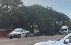 San José: Fueron asistidos tras recibir una descarga eléctrica luego que colapsaran postes de líneas de alta tensión sobre la Ruta Nacional N° 105