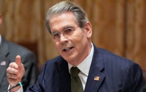 Scott Bessent anuncia que la ayuda de Estados Unidos podría llegar a 40.000 millones de dólares