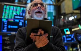 Las acciones cierran el mes con alzas acumuladas del 140% y el riesgo país recortó un 45%