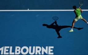 Tenis: Alcaraz lesionado se impone ante Zverev en la semifinal del Open de Australia, tras “uno de los partidos más duros” de su carrera